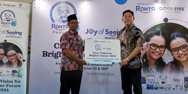 Rayakan Hari Penglihatan Sedunia, Rohto Bagikan Kacamata Gratis untuk Pelajar di Kota Cirebon