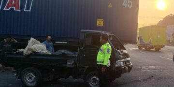 Pagi Buta, Truk Kontainer Seruduk Tiga Kendaraan dan Satu Warung di Jalur Pantura Plumbon