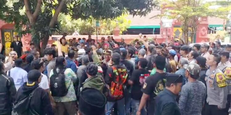Kericuhan Warnai Polemik Tahta di Keraton Kasepuhan yang Kembali Mencuat