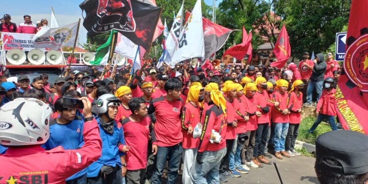 Buruh Tuntut UMK Naik Rp500 Ribu