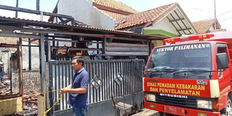 Tak Dituruti Beli Sepeda Motor, Seorang Anak Nekat Bakar Rumahnya Hingga Ludes