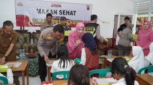 Polres Ciko Bagikan Makanan Bergizi Gratis di SDN 2 Setupatok
