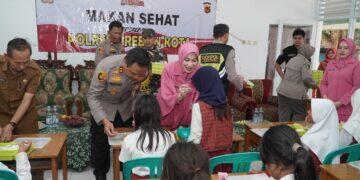 Polres Ciko Bagikan Makanan Bergizi Gratis di SDN 2 Setupatok