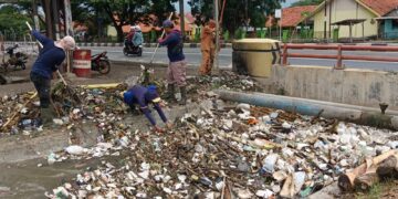 Pemkab Diminta Turun, Tangani Aliran Sekunder Manuengteung yang Penuh Sampah