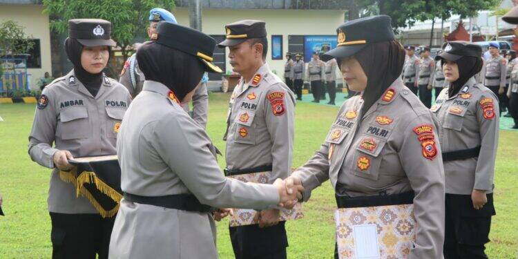 Kapolresta Cirebon Ganjar Anggotanya dengan Reward Penghargaan