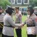 Kapolresta Cirebon Ganjar Anggotanya dengan Reward Penghargaan