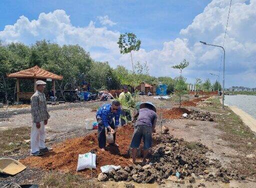 Pemdes Mundupesisir Tanam Pohon Peneduh