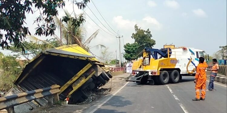 Truk Pengangkut Bahan Benang Terguling di Pantura Pangenan