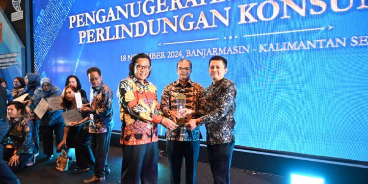 Dinilai Tertib Ukur, Pemda Kuningan Diganjar Penghargaan Perlindungan Konsumen