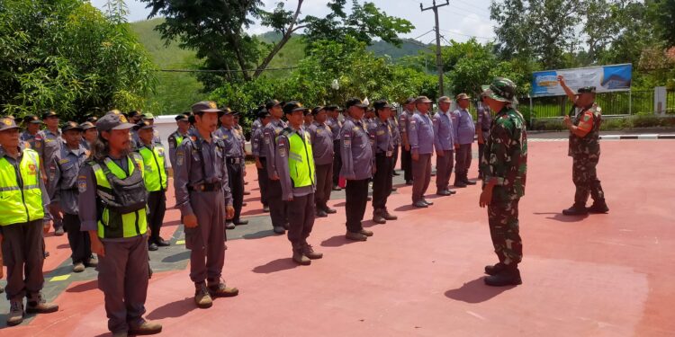 Puluhan Satlinmas Dilatih Danramil Luragung Sebelum Bertugas di Pilkada Serentak 2024