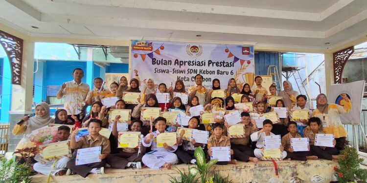 Guru dan Orangtua Apresiasi Prestasi Murid SDN Kebon Baru 6