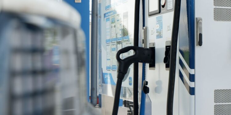 Permudah Pengguna Kendaraan Listrik, SPKLU Tuparev Hadir Untuk Anda!