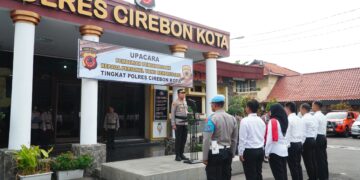 Kapolres Cirebon Kota Berikan Penghargaan Anggotanya