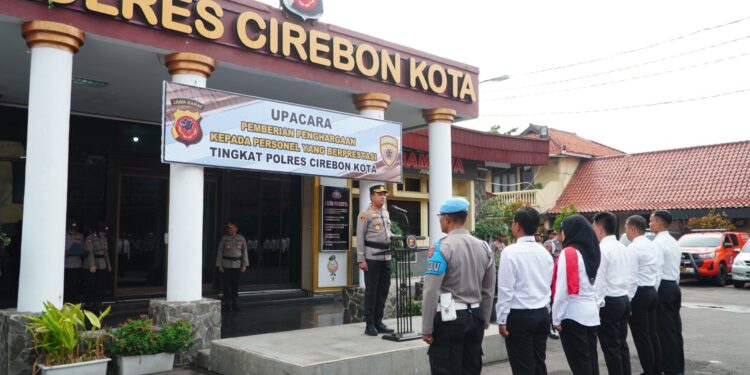 Kapolres Cirebon Kota Berikan Penghargaan Anggotanya