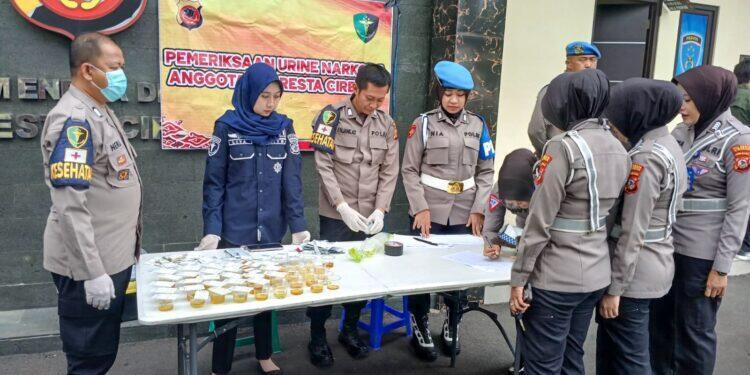Polresta Cirebon Lakukan Tes Urine dan Pemeriksaan Handphone Personel