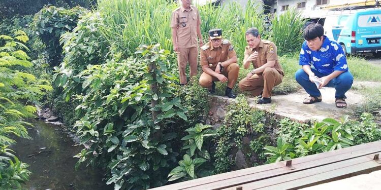Pj Bupati Cirebon Wahyu Mijaya Tinjau Gorong-gorong di Kedawung