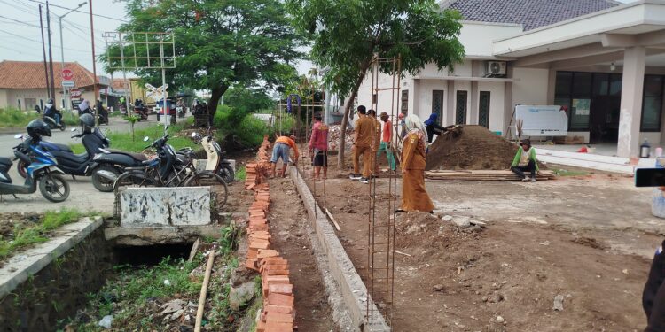 Percantik Kantor Desa, Pemdes Astanamukti Bangun Pagar Permanen