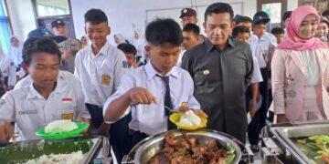 Pj Bupati Majalengka Tinjau Uji Coba Makan Bergizi Gratis di SMPN 7 Majalengka