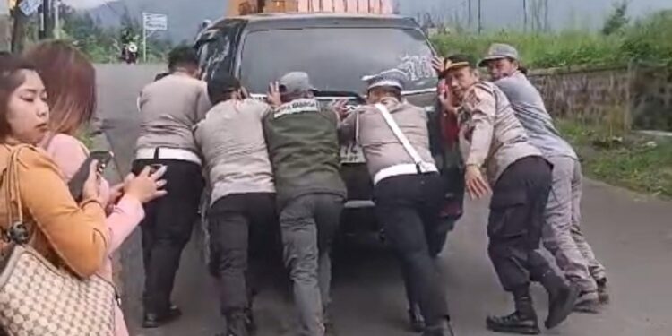 Rame-Rame Polisi Dorong Mobil Mogok di Jalan Menanjak Palutungan