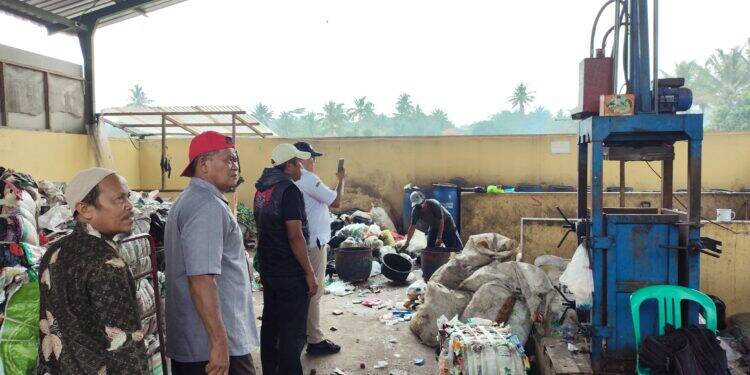 Pemdes Gereba Lakukan Studi Tiru Pengelolaan Sampah di TPS3R Desa Kertayasa
