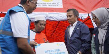 PLN Salurkan Bantuan Untuk Korban Banjir di Sukabumi