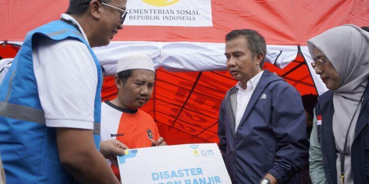 PLN Salurkan Bantuan Untuk Korban Banjir di Sukabumi