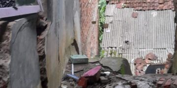 Kisah Pejuang Listrik yang Tetap Bertugas Meski Rumahnya Tertimbun Longsor