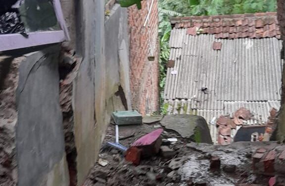 Kisah Pejuang Listrik yang Tetap Bertugas Meski Rumahnya Tertimbun Longsor