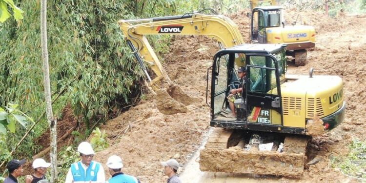 GM PLN Jawa Barat Terjun Langsung Pastikan Kelistrikan di Kampung Ciporekat Sukabumi Pulih