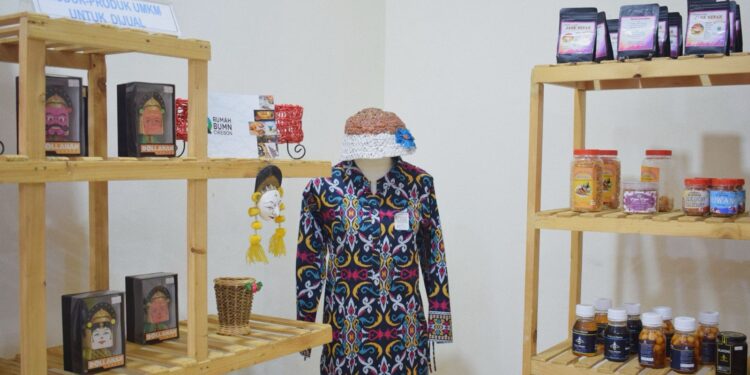 Libur Tahun Baru, PLN Cirebon Ajak masyarakat Belanja Oleh-oleh Khas Cirebon di UMKM Binaan Berkualitas Rumah BUMN