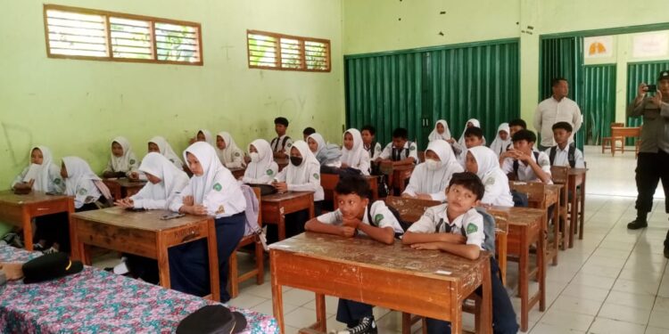 Perjalanan Kereta Api Terganggu, Daop 3 Cirebon Minta Maaf