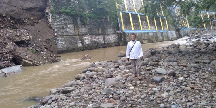 Tembok Penahan Tanah di Sungai Cipager Ambruk, Dua Rumah Terancam
