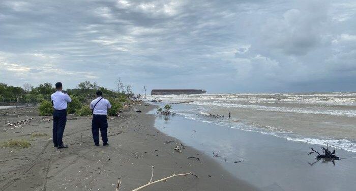 Kapal Tongkang Tanpa Awak Terdampar di Pantai Tiris