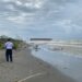 Kapal Tongkang Tanpa Awak Terdampar di Pantai Tiris