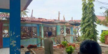 Belum Diserah Terimakan, Atap Dua Ruang Kelas SMPN 1 Sindangwangi Majalengka Malah Ambruk