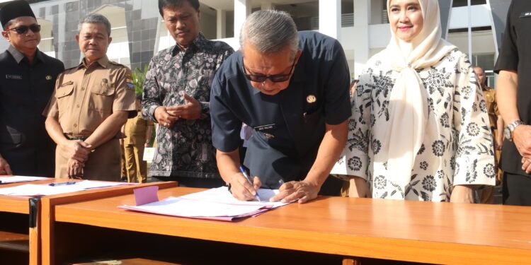Walikota dan Wakil Walikota Cirebon Terpilih Saksikan Penandatanganan Pakta Integritas ASN