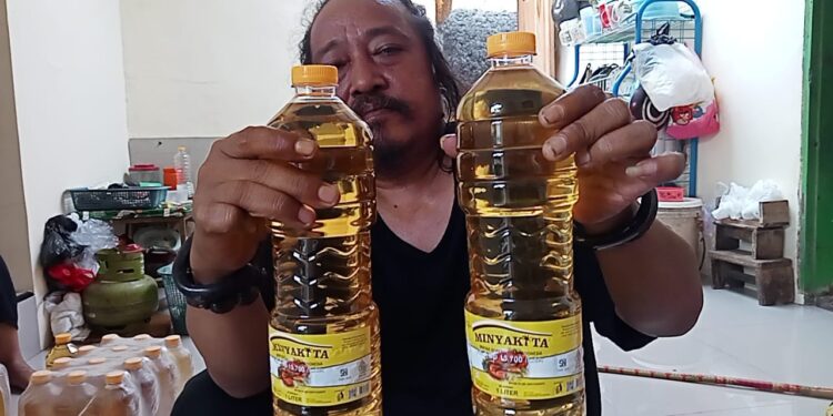 Minyak Goreng Subsidi Diduga Palsu Ditemukan Pedagang di Kota Cirebon