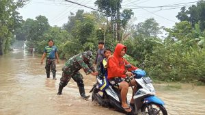 Koramil 1713 Ligung Bersama Warga Sigap Dorong Motor Mogok