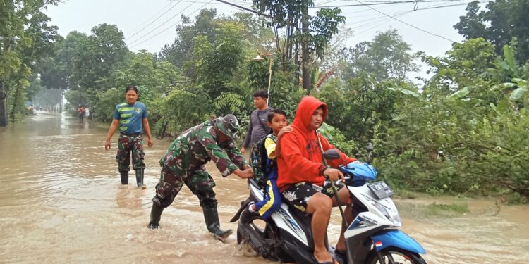 Koramil 1713 Ligung Bersama Warga Sigap Dorong Motor Mogok