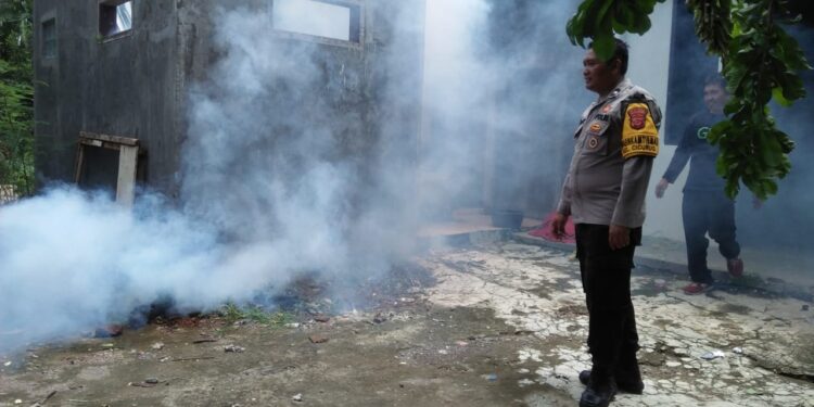 Sembilan Warga Cicurug Terkena DBD, Petugas Kesehatan Bersama Bhabinkamtibmas Polsekta Majalengka Lakukan Fogging
