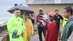 Kapolres Indramayu Tinjau dan Salurkan Sembako bagi Warga Terdampak Banjir Rob