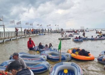 Pantai Kejawanan Jadi Destinasi yang Paling Ramai Dikunjungi
