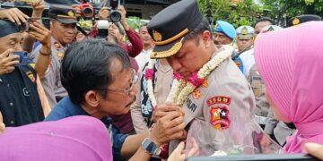 Prabu Diaz Berikan Pin Kehormatan Pada AKBP M. Rano Hadiyanto