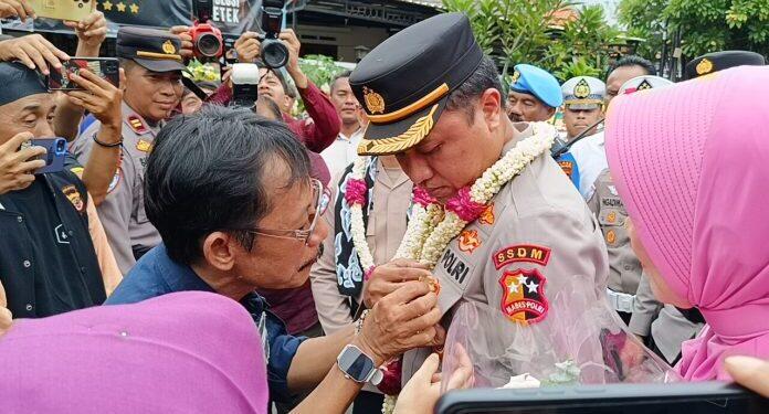 Prabu Diaz Berikan Pin Kehormatan Pada AKBP M. Rano Hadiyanto