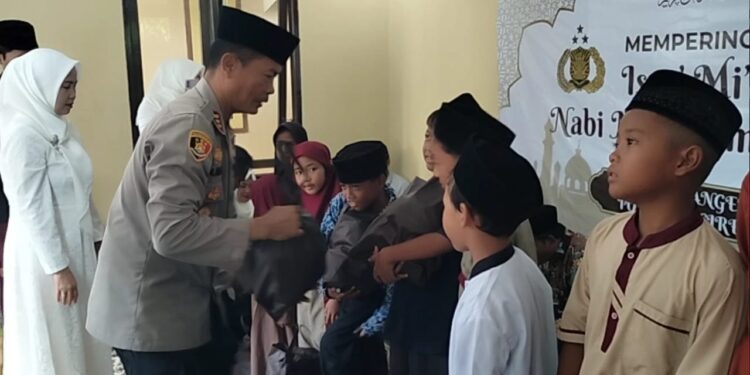 Peringati Isra Mikraj, Polsek Pangenan Berbagi dengan Anak Yatim