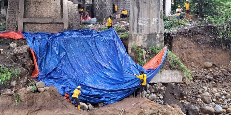 Pondasi Jembatan Sumber Tengah Diperkuat