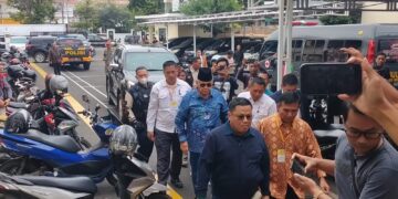 Pimpinan Ponpes Al Zaytun, Panji Gumilang saat berjalan menuju gedung PN Indramayu. Sidang  dengan agenda pembacaan dakwaan dari Jaksa Penuntut. Umum (JPU), Kamis (23/1).(Foto: Agus Sugianto/FC)