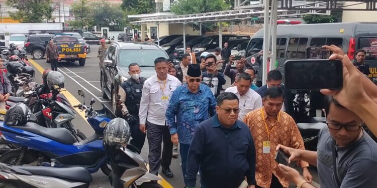 Pimpinan Ponpes Al Zaytun, Panji Gumilang saat berjalan menuju gedung PN Indramayu. Sidang  dengan agenda pembacaan dakwaan dari Jaksa Penuntut. Umum (JPU), Kamis (23/1).(Foto: Agus Sugianto/FC)