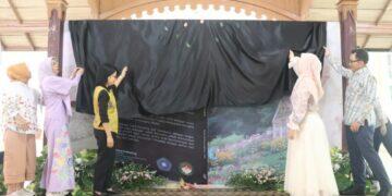 Pj Bupati Cirebon Luncurkan Buku Bunga Setaman Sebagai Simbol Kasih Ibu