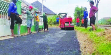Pemdes Sidamulya Manfaatkan DIDes untuk Pengaspalan Jalan